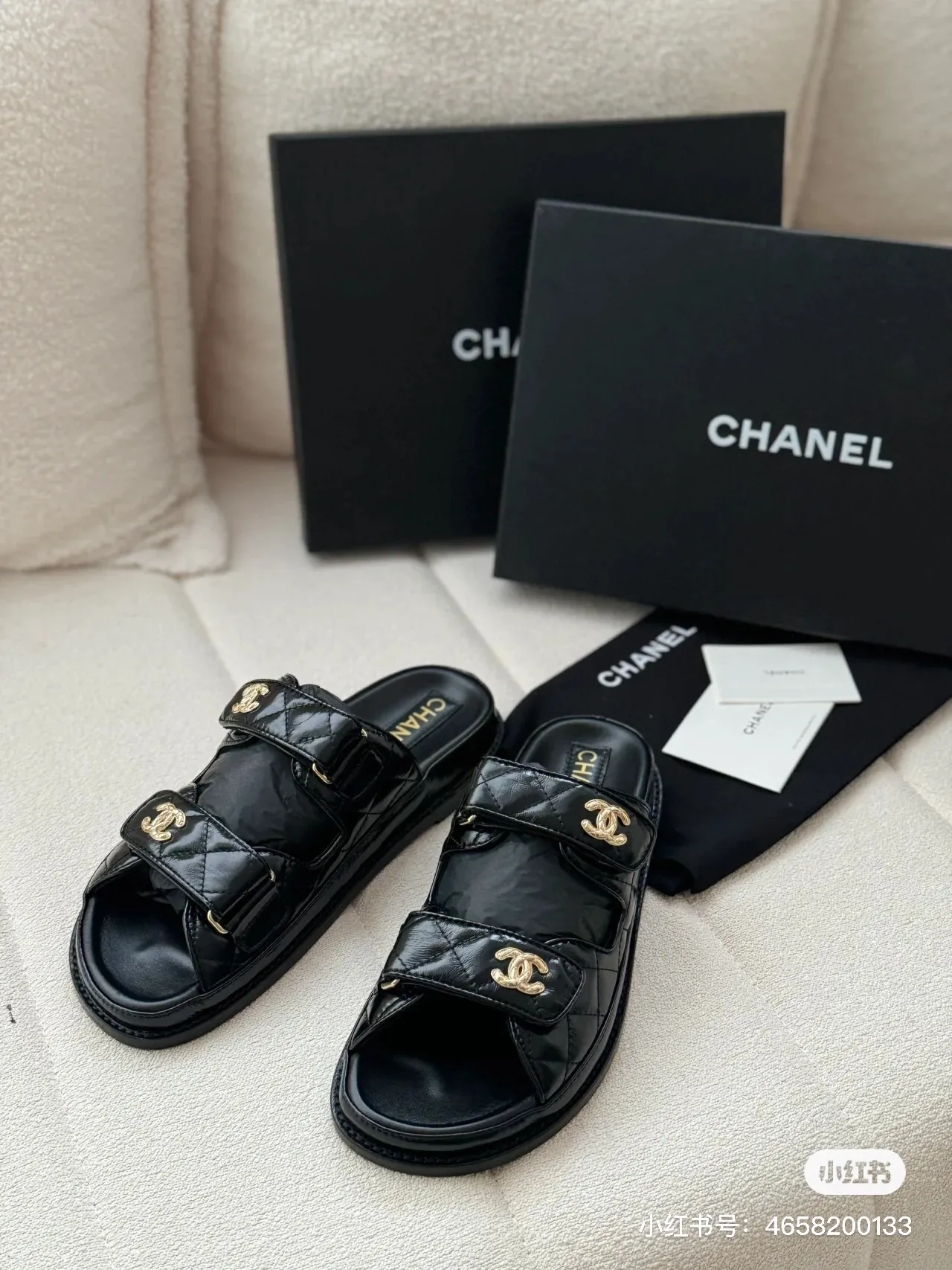 👟👟Ex-factory price 480👟👟 𝑐ℎ𝒶𝓃𝓮𝓁 2024 early spring latest season new Velcro slippers ————————————❤ European purchasing agent & fragrance grandma’s new fashion latest layout 🔛 Small fragrance sandals that exude lasting charm ~ The original development supports any comparison in the market 🆚The so-called smooth and natural lines To restore the original look, many celebrities have recommended it as one of the must-have items for spring. It is super comfortable on the feet! [Top version] ⚫ Size: 35-41 ⚫ Color: white